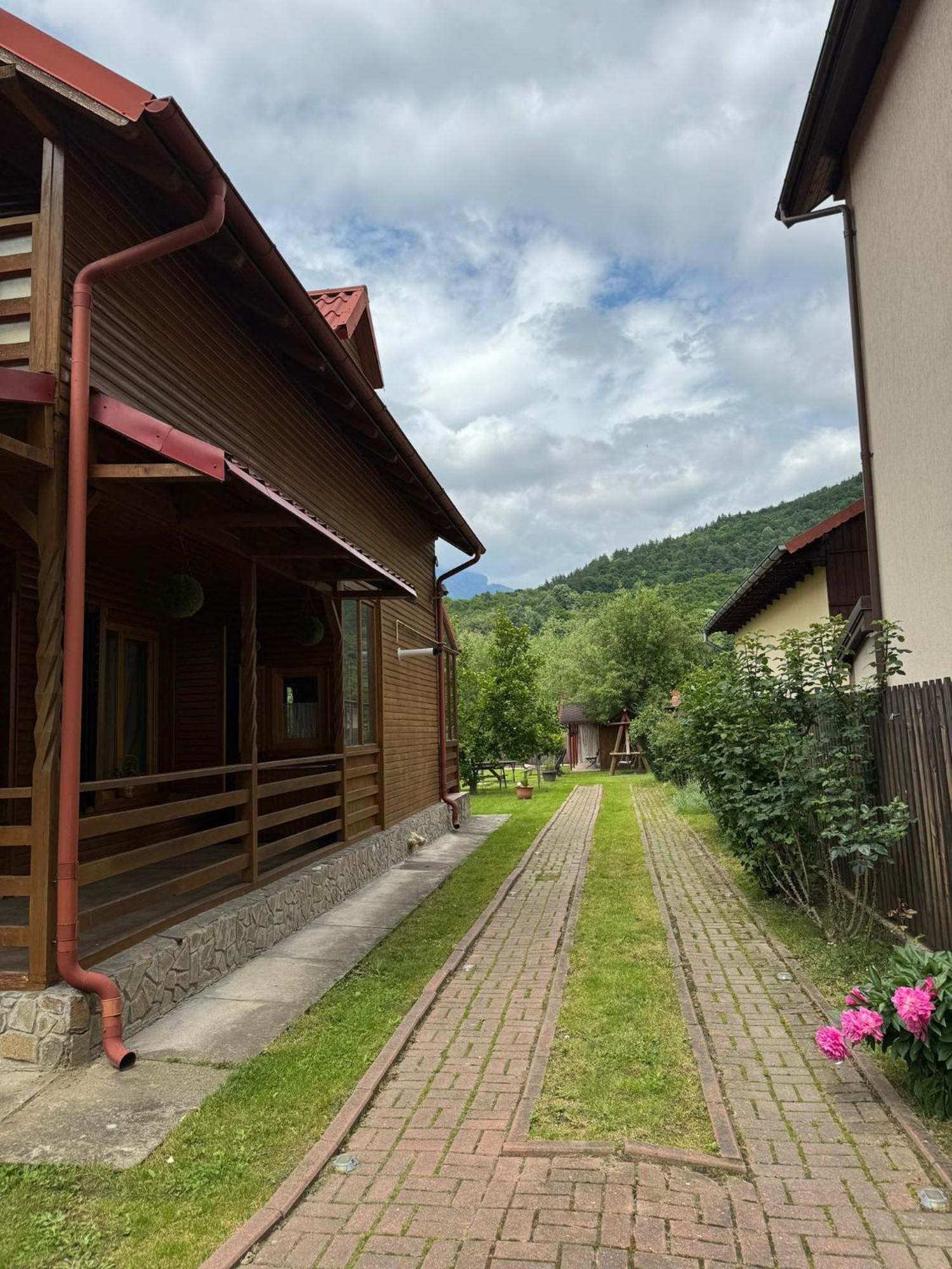 Casa De Vacanta Caciulata Eksteriør billede